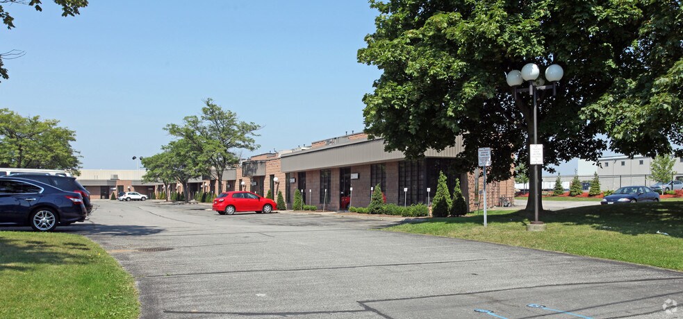 1730 McPherson Ct, Pickering, ON à vendre - Photo de l’immeuble – Image 2 sur 7