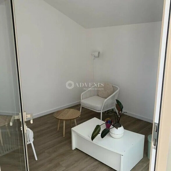 Bureau dans à louer - Photo de l’immeuble – Image 3 sur 9