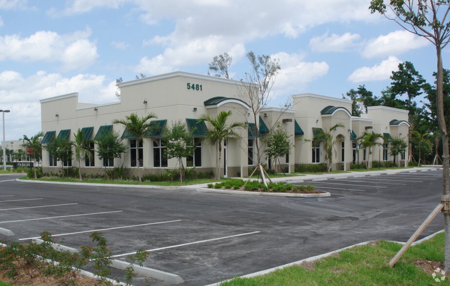 5481 Wiles Rd, Coconut Creek, FL à louer - Photo de l’immeuble – Image 2 sur 7