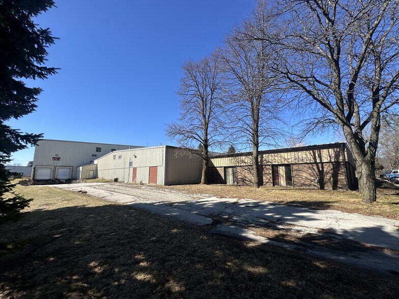 525 Norton Dr, Hartland, WI à vendre - Photo de l’immeuble – Image 1 sur 7