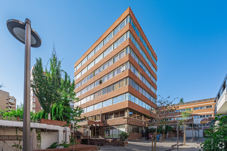 Avenida de Alberto Alcocer, 24, Madrid, Madrid à louer - Photo principale – Image 1 sur 2