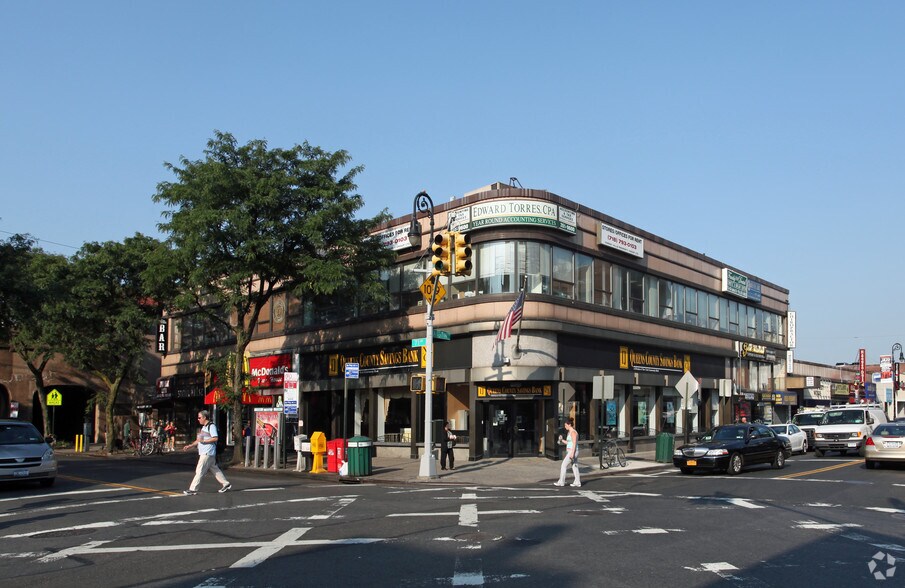 7050 Austin St, Forest Hills, NY à louer - Photo de l’immeuble – Image 2 sur 3