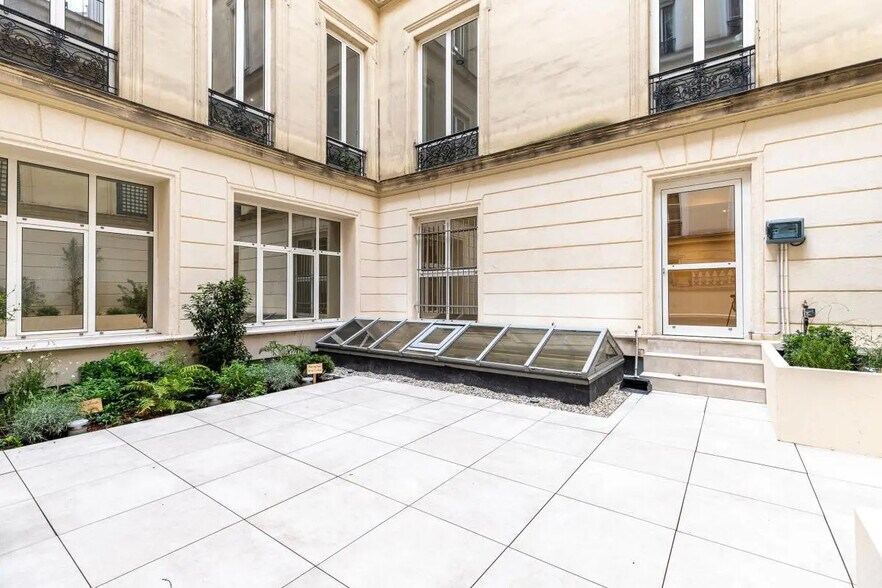32 Rue De La Bienfaisance, Paris à louer - Photo de l’immeuble – Image 1 sur 10