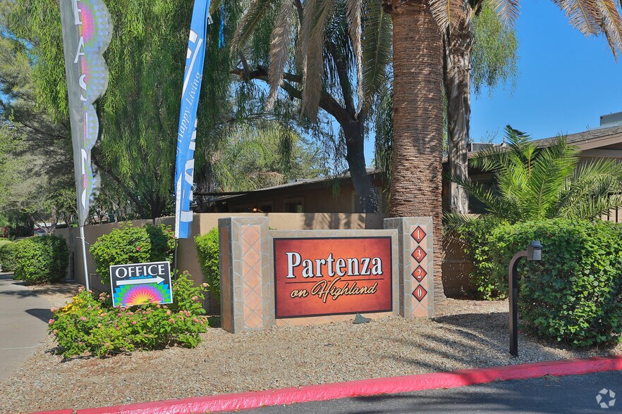 1320 E Highland Ave, Phoenix, AZ à vendre - Photo principale – Image 1 sur 21