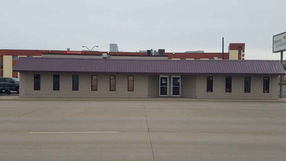 122 E Sioux Ave, Pierre, SD à louer - Photo de l’immeuble – Image 1 sur 8