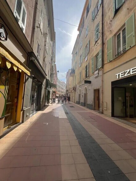 Local commercial dans Menton à louer - Photo de l’immeuble – Image 1 sur 4