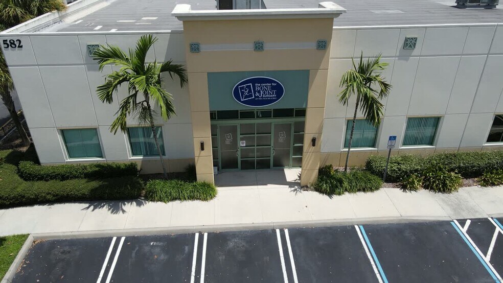 580-584 NW University Blvd, Port Saint Lucie, FL à louer - Vidéo sur l’annonce professionnelle – Image 3 sur 29