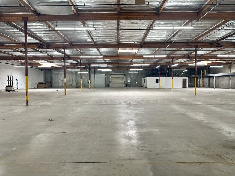 12882 Pierce St, Pacoima, CA à louer - Photo de l’immeuble – Image 3 sur 4