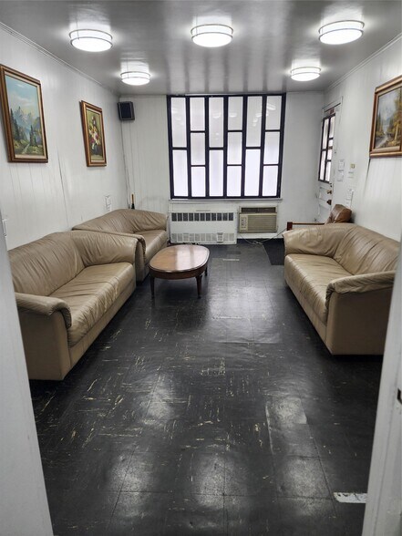 10025 Queens Blvd, Forest Hills, NY à vendre - Photo de l’immeuble – Image 2 sur 37