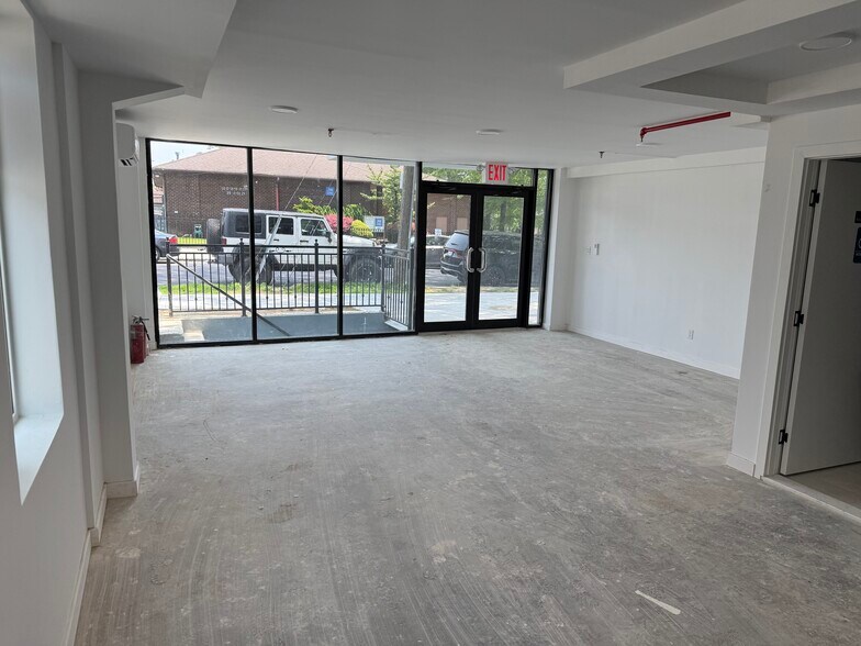 4512 211th St, Bayside, NY à louer - Photo de l’immeuble – Image 2 sur 5
