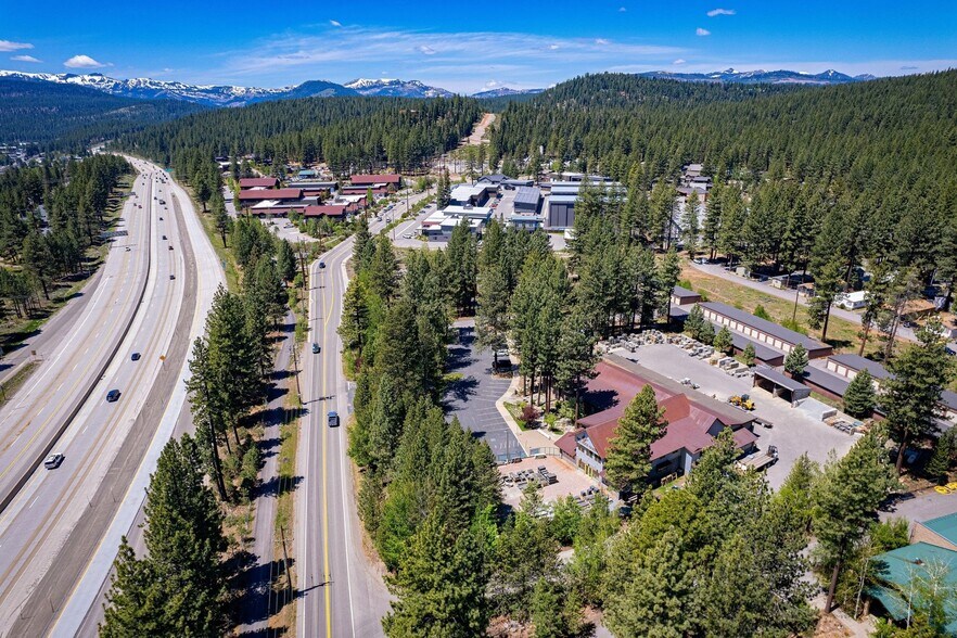 10642 Pioneer Trl, Truckee, CA à vendre - Photo de l’immeuble – Image 2 sur 23