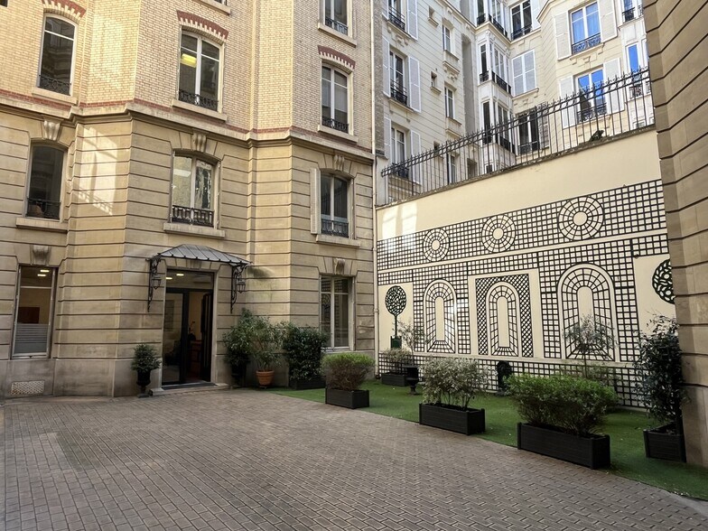 6 Rue Anatole De La Forge, Paris à louer - Photo de l’immeuble – Image 2 sur 11