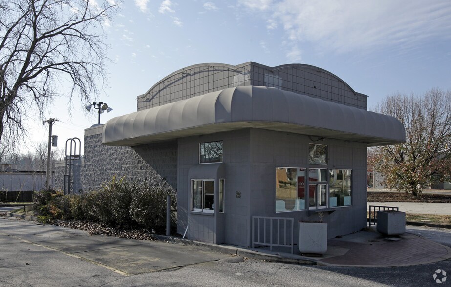 8100 / 8106 / 8124 Manchester Rd. portefeuille de 3 biens à vendre sur LoopNet.fr - Photo principale – Image 2 sur 3