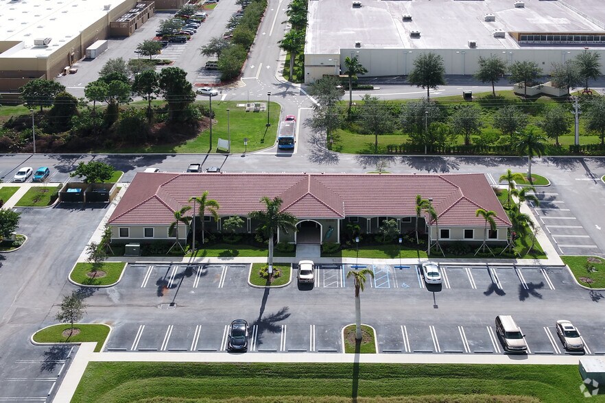585 NW Lake Whitney, Port Saint Lucie, FL à vendre - Photo de l’immeuble – Image 3 sur 21