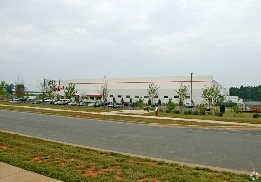 1017 Corporate Park Dr, Mebane, NC à louer - Photo de l’immeuble – Image 2 sur 11
