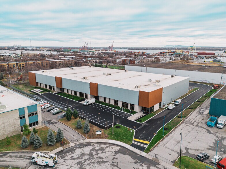 5800 St Ontario E, Montréal, QC à louer - Photo de l’immeuble – Image 3 sur 5