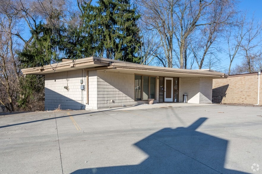 1821 Fulton Dr NW, Canton, OH à vendre - Photo principale – Image 1 sur 8