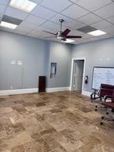 1989 Trade Center Way, Naples, FL à vendre Photo intérieure– Image 2 sur 5