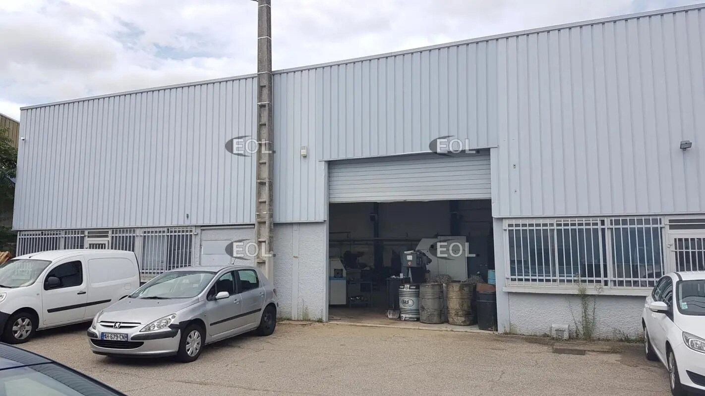 Local d’activités dans Chassieu à louer Photo de l’immeuble– Image 1 sur 8