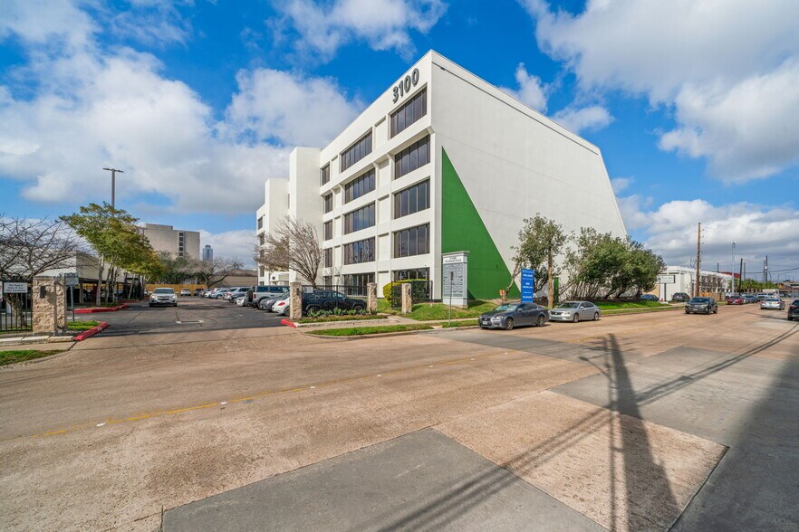 3100 Timmons Ln, Houston, TX à louer - Photo de l’immeuble – Image 1 sur 6