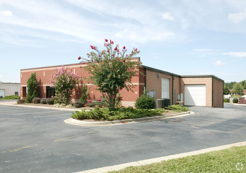 2540 Viceroy Dr, Winston-Salem, NC à louer - Photo de l’immeuble – Image 3 sur 6