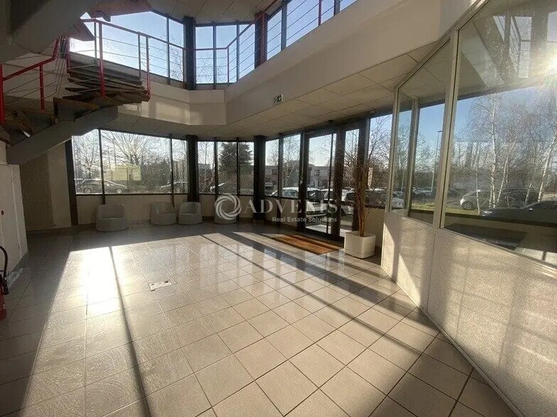 Bureau dans Poissy à louer - Photo de l’immeuble – Image 2 sur 12