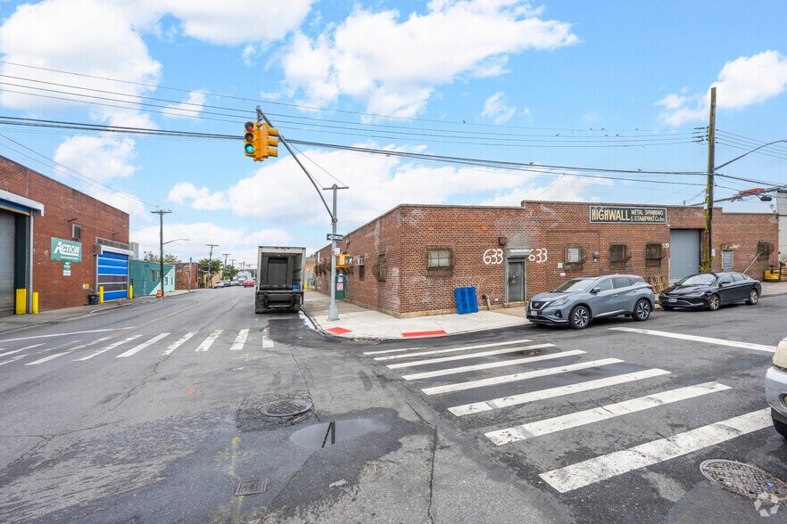 633-643 Berriman St, Brooklyn, NY à vendre - Photo de l’immeuble – Image 2 sur 4