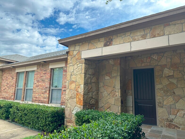 7625 Bellaire Dr S, Fort Worth, TX à louer - Photo de l’immeuble – Image 2 sur 2