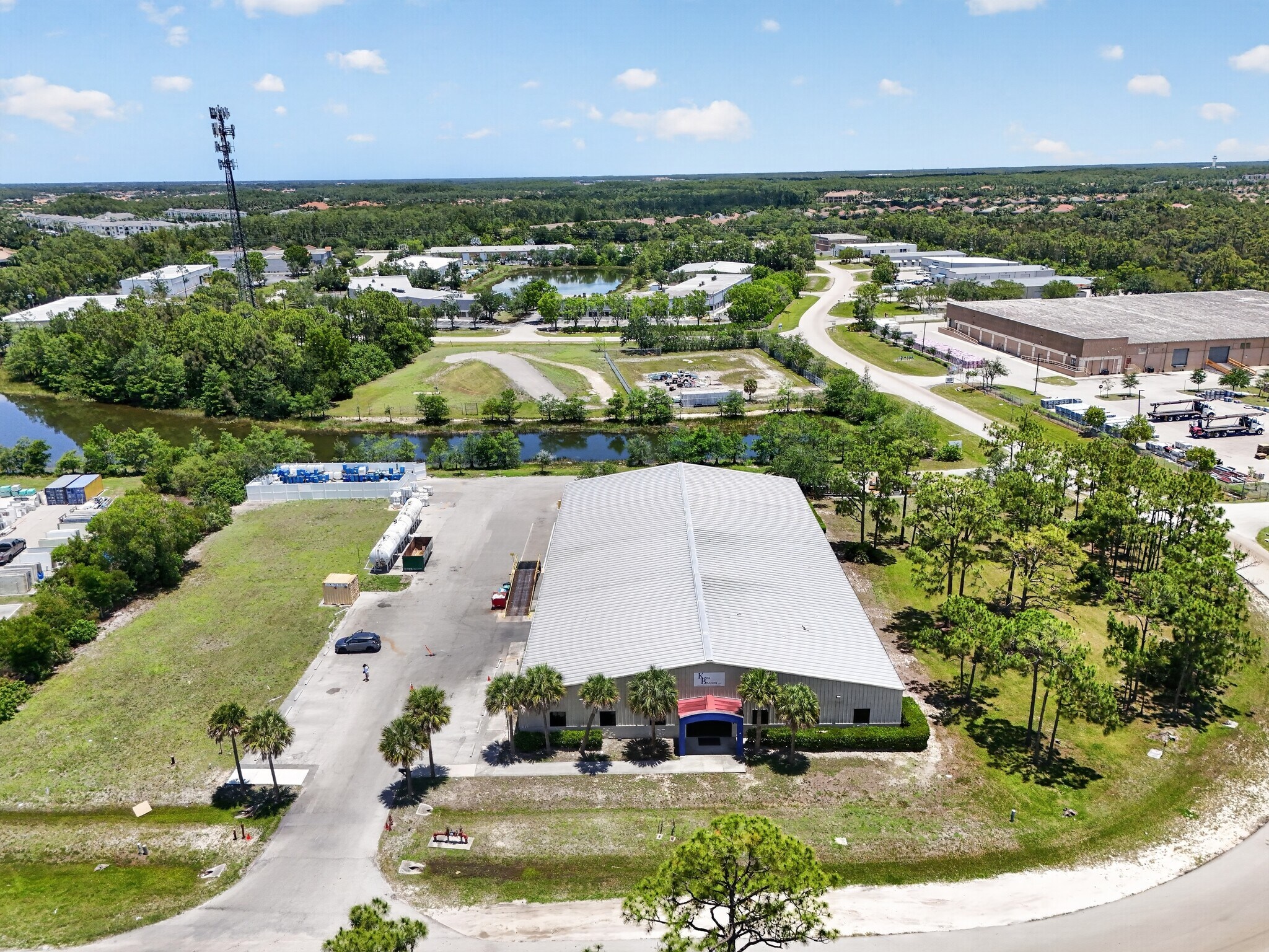 9971 Bavaria Rd, Fort Myers, FL à vendre Photo de l’immeuble– Image 1 sur 15