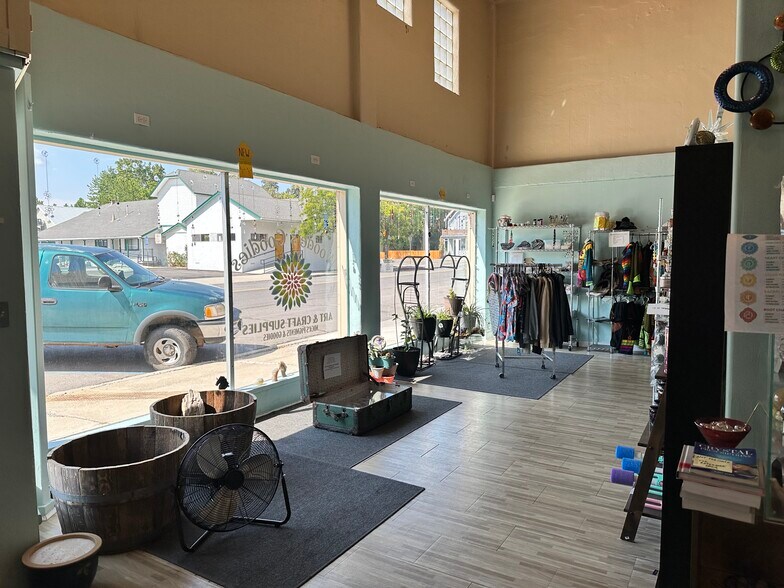 705 Cottage St, Susanville, CA à vendre - Photo de l’immeuble – Image 3 sur 14