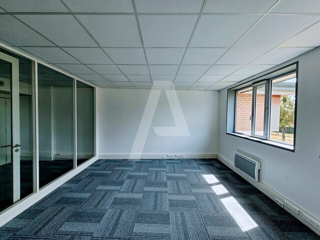 Plus de détails pour 21 Rue Jacques Cartier, Voisins-le-Bretonneux - Bureau à louer