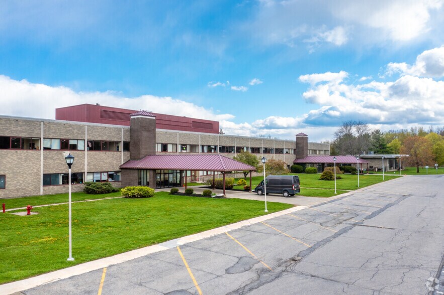 900 Dutchess Tpke, Poughkeepsie, NY à louer - Photo principale – Image 1 sur 7