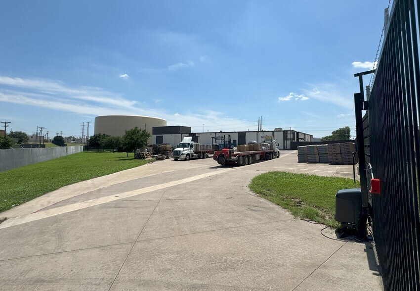 13840 Denton Dr, Farmers Branch, TX à vendre - Photo de l’immeuble – Image 3 sur 28
