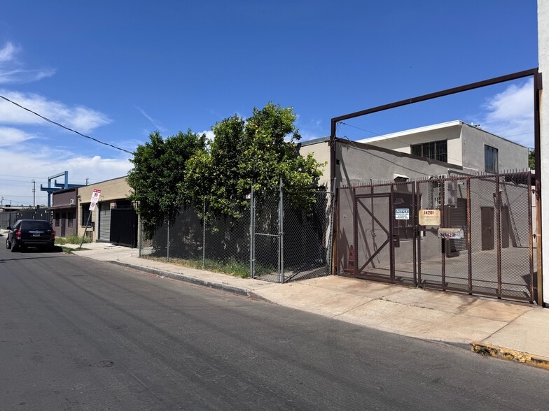 14203 & 14233-14239 Bessemer St portefeuille de 2 biens à vendre sur LoopNet.fr - Photo de l’immeuble – Image 2 sur 2
