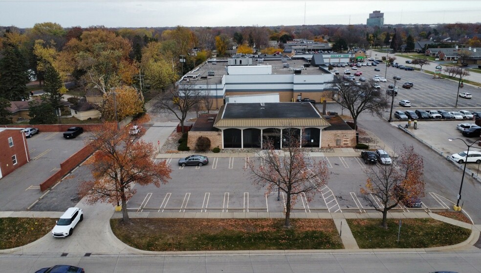27100 Lahser Rd, Southfield, MI à louer - Photo de l’immeuble – Image 1 sur 8