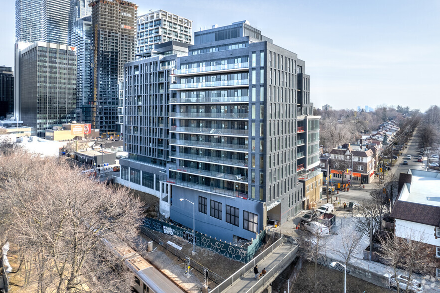 2112 Yonge St, Toronto, ON à vendre - Photo de l’immeuble – Image 2 sur 3