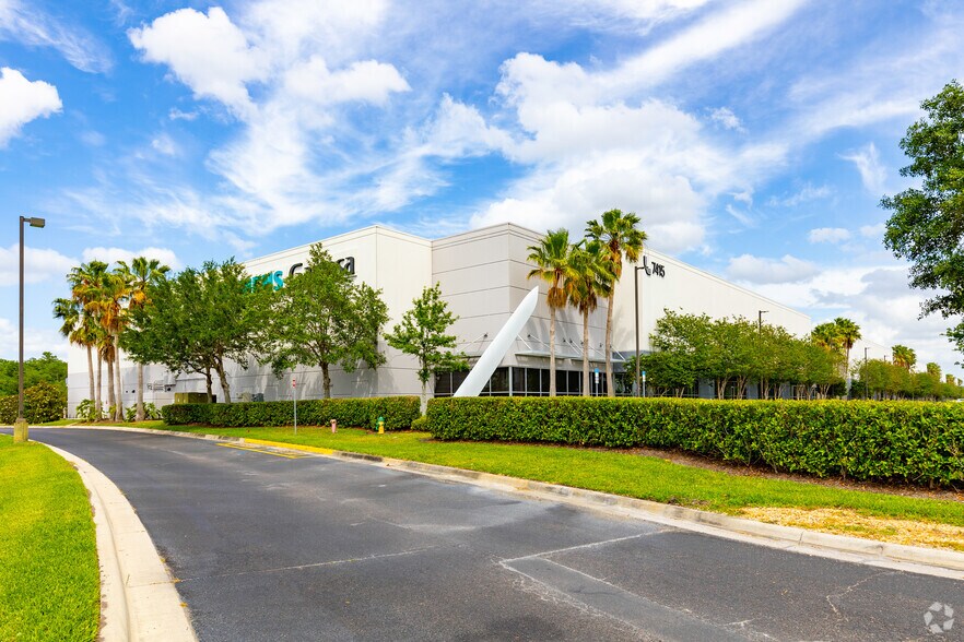 7415 Emerald Dunes Dr, Orlando, FL à louer - Photo de l’immeuble – Image 3 sur 5