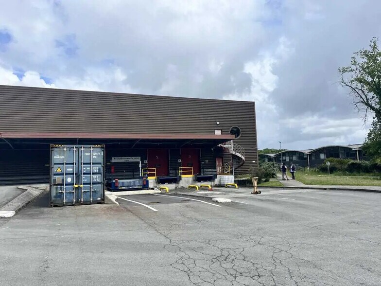 Local d’activités dans Canéjan à louer - Photo de l’immeuble – Image 3 sur 11