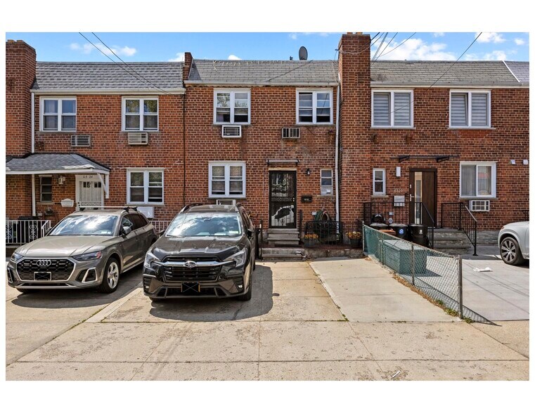 Queens Multifamily Portfolio portefeuille de 3 biens à vendre sur LoopNet.fr - Photo de l’immeuble – Image 2 sur 3