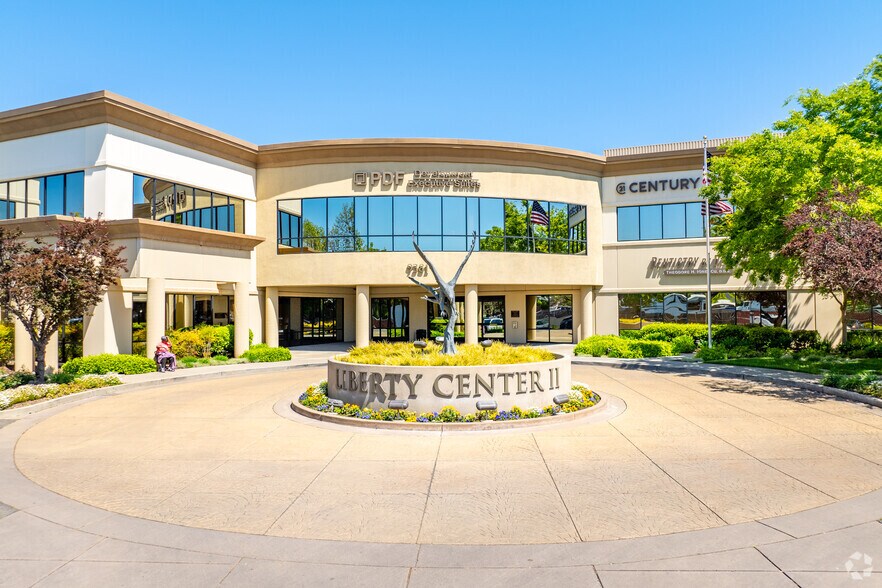 9381 E Stockton Blvd, Elk Grove, CA à louer - Photo de l’immeuble – Image 3 sur 7