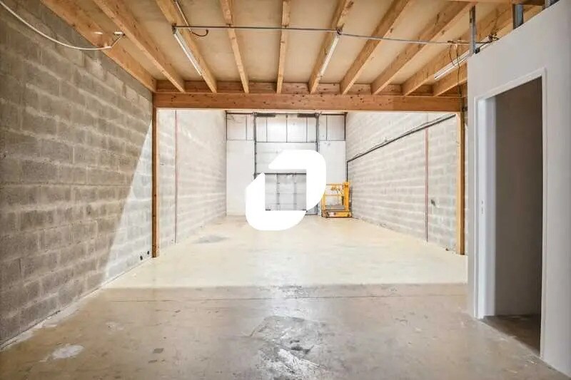 Local d’activités dans Grigny à louer - Photo de l’immeuble – Image 3 sur 9