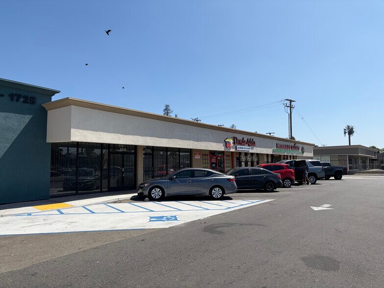 1701-1725 W Chapman Ave, Orange, CA à louer - Photo de l’immeuble – Image 2 sur 8
