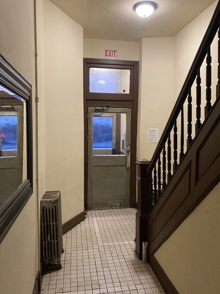 5408 Flushing Ave, Flushing, NY à vendre - Photo intérieure – Image 3 sur 17