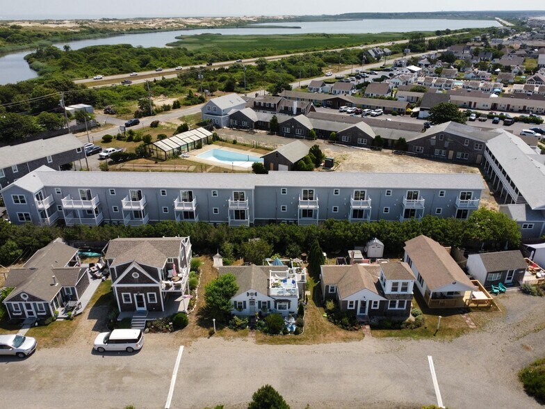 706 Shore Rd, North Truro, MA à vendre - Photo de l’immeuble – Image 3 sur 85