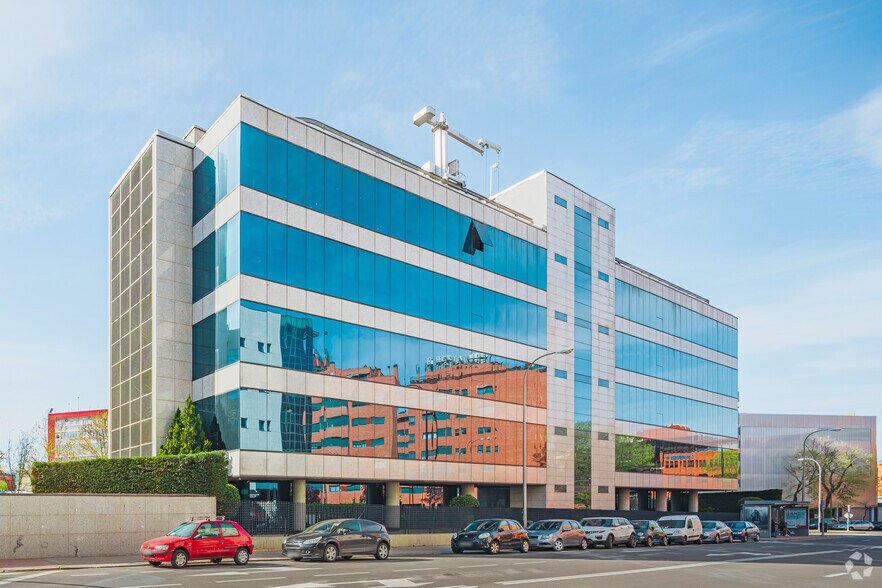 Calle de Julián Camarillo, 42, Madrid, Madrid à louer - Photo de l’immeuble – Image 2 sur 4