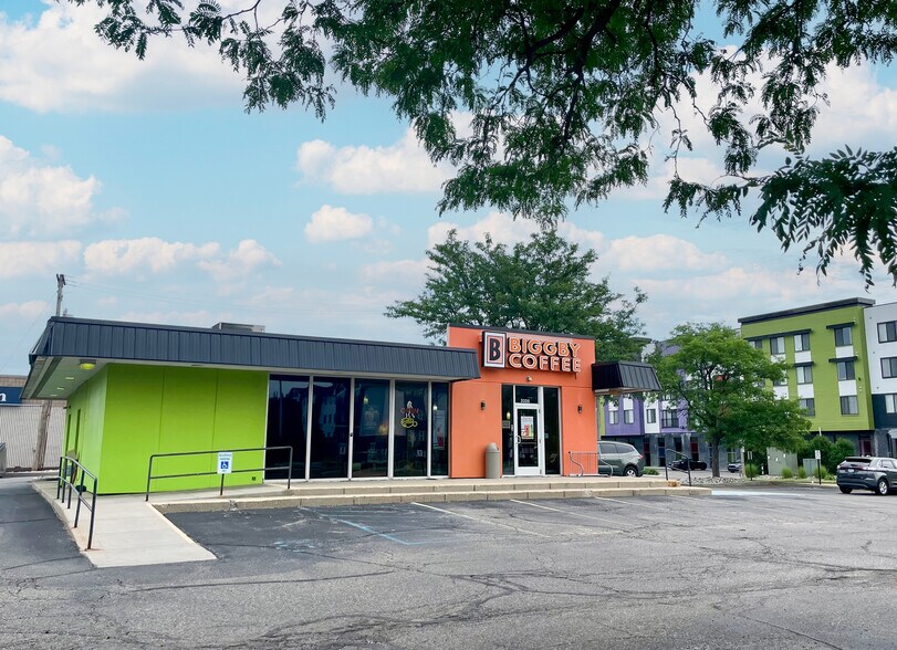 3335 E Michigan Ave, Lansing, MI à louer - Photo de l’immeuble – Image 2 sur 4