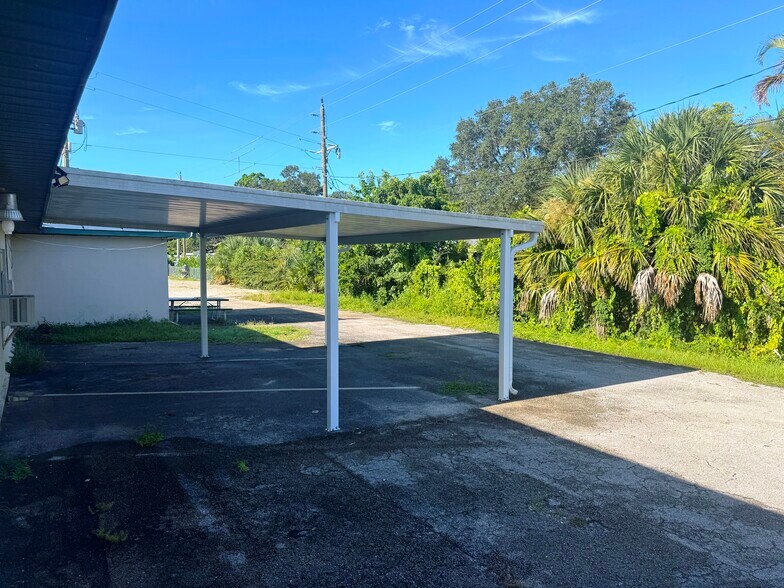 50 Mildred Dr, Fort Myers, FL à louer - Photo de l’immeuble – Image 3 sur 11