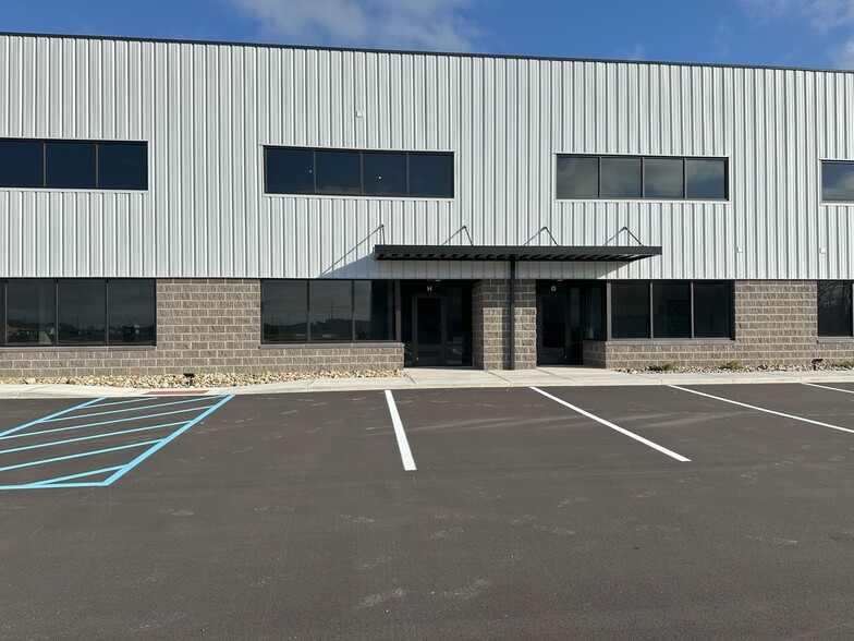 103 E Kam Dr, Pittsboro, IN à louer - Photo de l’immeuble – Image 3 sur 6