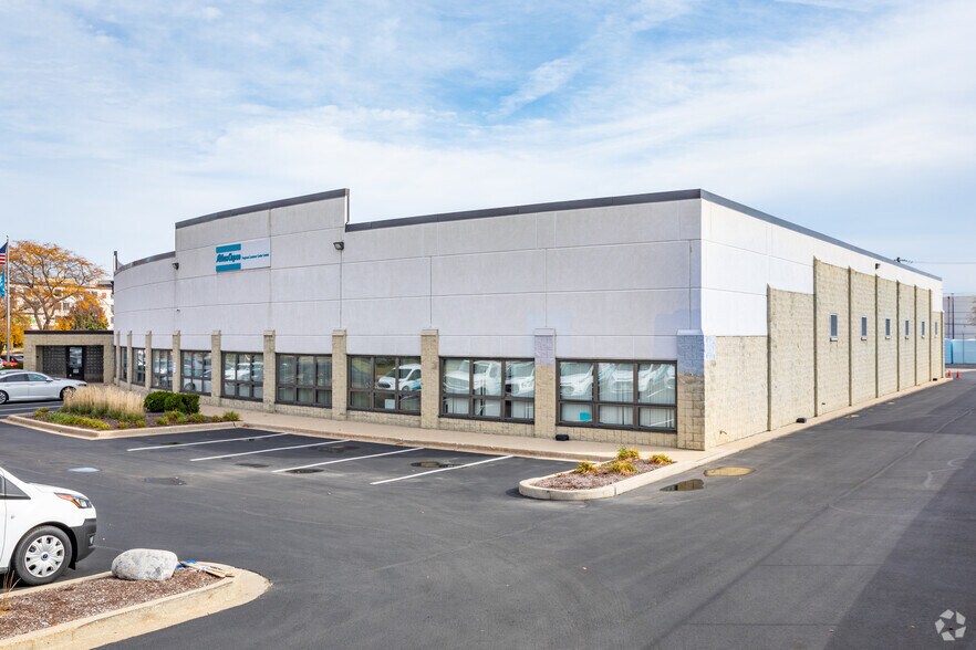 2501 Landmeier Rd, Elk Grove Village, IL à louer - Photo de l’immeuble – Image 1 sur 5