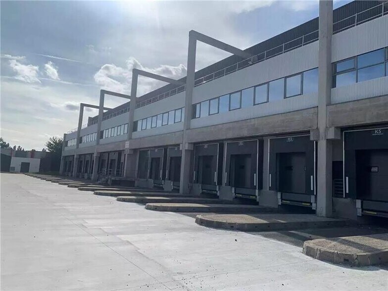 20-26 Avenue Avenue Ampère, Gretz-Armainvilliers à louer - Photo de l’immeuble – Image 1 sur 6